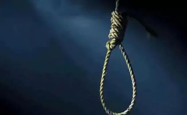 Visakhapatnam: విశాఖ రైల్వేకాలనీలో విషాదం.. ఒకే కుటుంబంలోని నలుగురు ఆత్మహత్యాయత్నం..