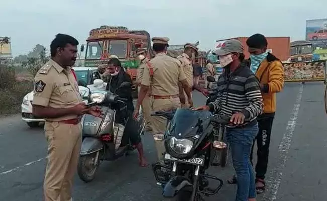 chalo vijayawada : చలో విజయవాడ : ఎక్కడికక్కడ ఉద్యోగుల గృహనిర్బంధాలు, అరెస్టులు chalo vijayawada : చలో విజయవాడ : ఎక్కడికక్కడ ఉద్యోగుల గృహనిర్బంధాలు, అరెస్టులు