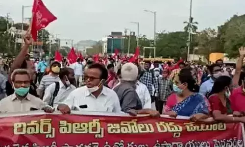 Ap Employees : నోటీసులను లెక్కచేయని ఉద్యోగులు.. చెప్పిన టైమ్కి, చెప్పిన చోటుకొచ్చి..! Ap Employees : నోటీసులను లెక్కచేయని ఉద్యోగులు.. చెప్పిన టైమ్కి, చెప్పిన చోటుకొచ్చి..!