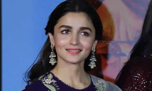 Alia Bhatt : ఎన్టీఆర్తో అలియా ఫిక్స్.. క్లారిటీ ఇచ్చిన బాలీవుడ్ బ్యూటీ..! Alia Bhatt : ఎన్టీఆర్తో అలియా ఫిక్స్.. క్లారిటీ ఇచ్చిన బాలీవుడ్ బ్యూటీ..!