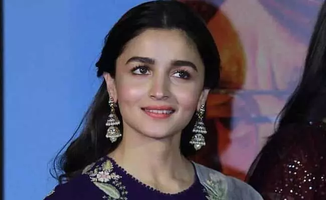 Alia Bhatt : ఎన్టీఆర్తో అలియా ఫిక్స్.. క్లారిటీ ఇచ్చిన బాలీవుడ్ బ్యూటీ..! Alia Bhatt : ఎన్టీఆర్తో అలియా ఫిక్స్.. క్లారిటీ ఇచ్చిన బాలీవుడ్ బ్యూటీ..!