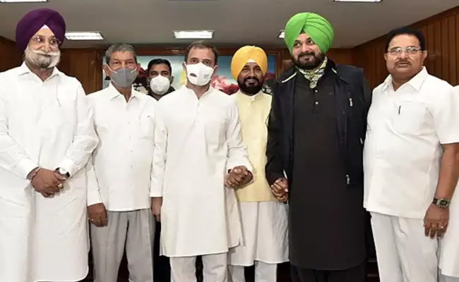 Punjab Election 2022: పంజాబ్ కాంగ్రెస్ సీఎం అభ్యర్థి ఎవరు..? ప్రకటనపై ప్రజల ఉత్కంఠ.. Punjab Election 2022: పంజాబ్ కాంగ్రెస్ సీఎం అభ్యర్థి ఎవరు..? ప్రకటనపై ప్రజల ఉత్కంఠ..