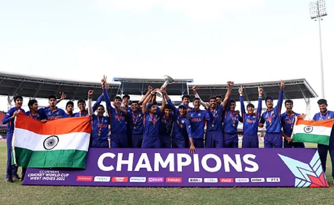 Under 19 World Cup India: సత్తా చాటుకున్న యంగ్ ఇండియన్ క్రికెట్ టీమ్.. అయిదోసారి వరల్డ్ కప్.. Under 19 World Cup India: సత్తా చాటుకున్న యంగ్ ఇండియన్ క్రికెట్ టీమ్.. అయిదోసారి వరల్డ్ కప్..