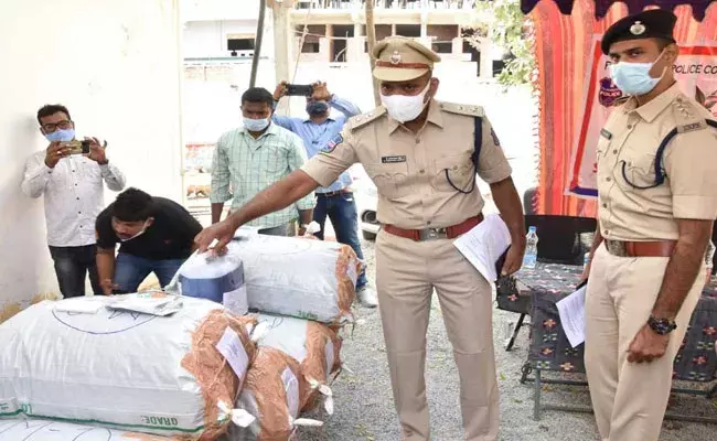 Yadadri: యాదాద్రిలో వంద కిలోల గంజాయి పట్టివేత.. Yadadri: యాదాద్రిలో వంద కిలోల గంజాయి పట్టివేత..