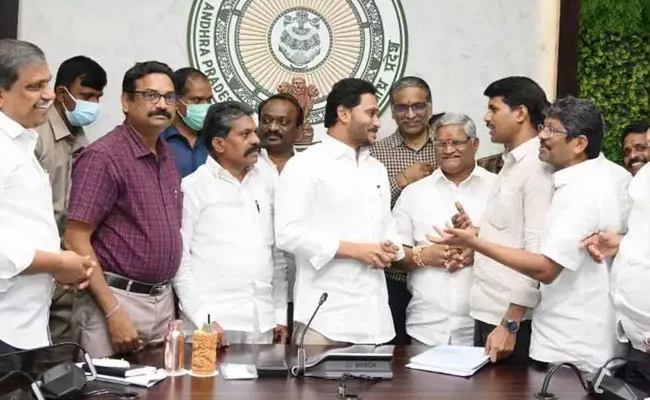 AP PRC: పీఆర్సీ సాధన సమితి నేతలతో జగన్ సమావేశం.. AP PRC: పీఆర్సీ సాధన సమితి నేతలతో జగన్ సమావేశం..