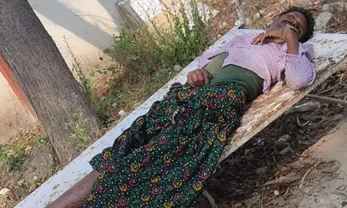 Chittoor: చిత్తూరు జిల్లాలో విషాదం.. కోడికత్తి తగిలి వ్యక్తి మృతి..