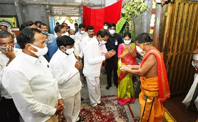KCR Yadadri Tour : యాదాద్రి పునర్నిర్మాణ పనులను పరిశీలించిన సీఎం కేసీఆర్ KCR Yadadri Tour : యాదాద్రి పునర్నిర్మాణ పనులను పరిశీలించిన సీఎం కేసీఆర్