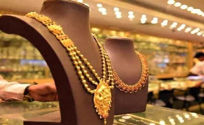 Gold and Silver Rates Today: నిలకడగా బంగారం ధరలు.. తగ్గిన వెండి.. Gold and Silver Rates Today: నిలకడగా బంగారం ధరలు.. తగ్గిన వెండి..
