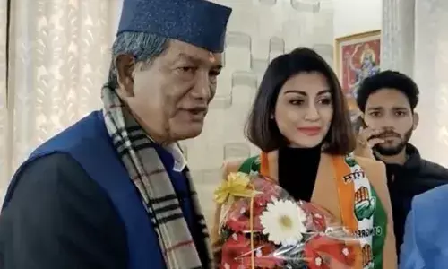 Rimi Sen: బీజేపీ నుండి కాంగ్రెస్‌లోకి మెగాస్టార్ హీరోయిన్..