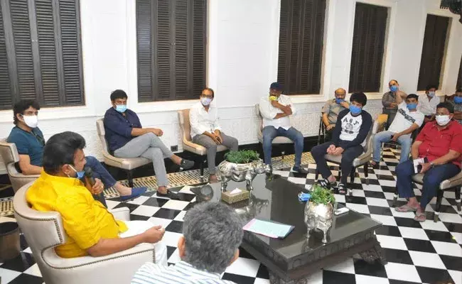 Tollywood: వాయిదా పడిన టాలీవుడ్ కీలక భేటీ.. సినీ పెద్దలకు ఆసక్తి లేదంటూ టాక్..