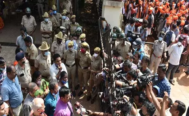 Hijab controversy : విద్యాసంస్థలకి మూడు రోజలు పాటు సెలవులు ప్రకటించిన కర్నాటక ప్రభుత్వం..!