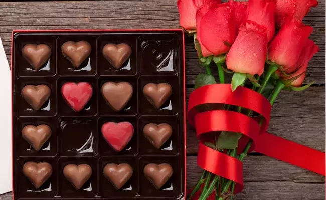 Chocolate Day 2022: చాక్లెట్ డే.. వాలెంటైన్ వీక్లో మూడో రోజు.. ఓ స్వీట్ సర్ప్రైజ్.. Chocolate Day 2022: చాక్లెట్ డే.. వాలెంటైన్ వీక్లో మూడో రోజు.. ఓ స్వీట్ సర్ప్రైజ్..