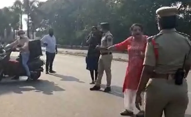 Visakhapatnam : విశాఖలో సీఎం పర్యటన సందర్భంగా ట్రాఫిక్ పోలీసుల ఓవర్ యాక్షన్ Visakhapatnam : విశాఖలో సీఎం పర్యటన సందర్భంగా ట్రాఫిక్ పోలీసుల ఓవర్ యాక్షన్