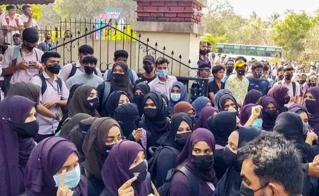 Karnataka : కుదిపేస్తోన్న హిజాబ్ వివాదం.. కర్ణాటక వ్యాప్తంగా ఉద్రిక్త పరిస్థితులు Karnataka : కుదిపేస్తోన్న హిజాబ్ వివాదం.. కర్ణాటక వ్యాప్తంగా ఉద్రిక్త పరిస్థితులు