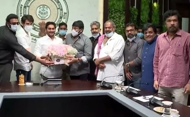 Tollywood Meeting: జగన్తో టాలీవుడ్ స్టార్ల సమావేశం.. సినిమా టికెట్ ధరల విషయంలో.. Tollywood Meeting: జగన్తో టాలీవుడ్ స్టార్ల సమావేశం.. సినిమా టికెట్ ధరల విషయంలో..