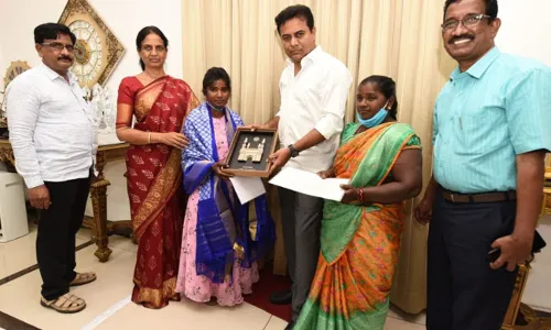 KTR: ఆటో నడుపుతూ జీవనం సాగిస్తున్న ఇంటర్ యువతి.. కేటీఆర్ అభినందన.. KTR: ఆటో నడుపుతూ జీవనం సాగిస్తున్న ఇంటర్ యువతి.. కేటీఆర్ అభినందన..