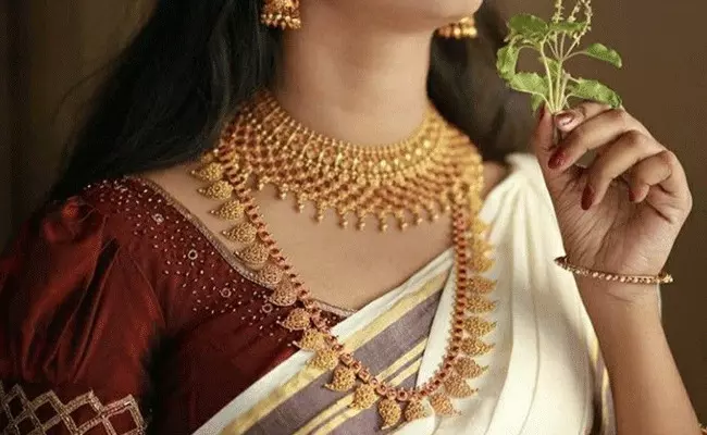 Gold and Silver Rates Today: పెరిగిన బంగారం, వెండి ధరలు.. Gold and Silver Rates Today: పెరిగిన బంగారం, వెండి ధరలు..