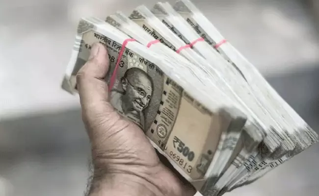Maharashtra: రైతు ఖాతాలో రూ.15 లక్షలు జమ.. ఆర్నెల్ల తరువాత బ్యాంక్ నుంచి ఫోన్.. Maharashtra: రైతు ఖాతాలో రూ.15 లక్షలు జమ.. ఆర్నెల్ల తరువాత బ్యాంక్ నుంచి ఫోన్..