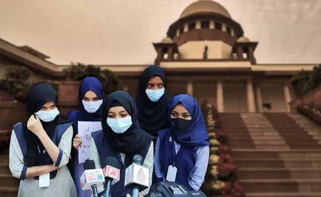 Hijab Karnataka: సుప్రీంకోర్టుకు మైనార్టీ విద్యార్థులు.. అప్పటివరకు  ధార్మిక దుస్తులు ధరించవద్దంటూ..