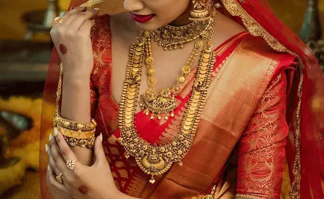 Gold and Silver Rates Today: భారీగా పెరిగిన బంగారం, వెండి ధరలు.. Gold and Silver Rates Today: భారీగా పెరిగిన బంగారం, వెండి ధరలు..