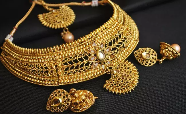 Gold and Silver Rates Today: భారీగా తగ్గిన బంగారం ధరలు.. కానీ వెండి.. Gold and Silver Rates Today: భారీగా తగ్గిన బంగారం ధరలు.. కానీ వెండి..