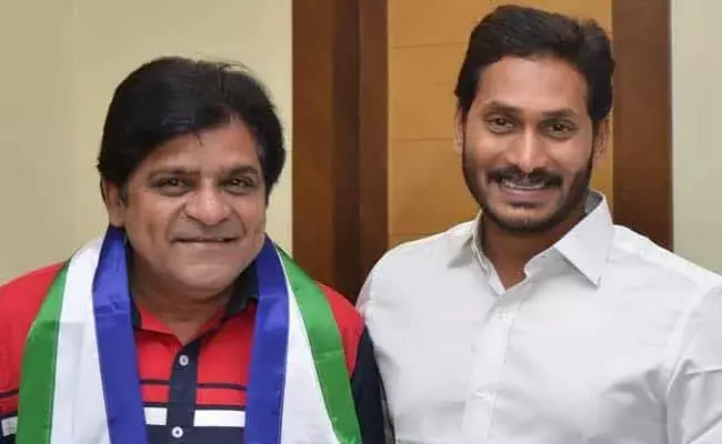 Ali Meet CM Jagan : సీఎం జగన్తో అలీ భేటి.. రాజ్యసభ సీటు ఇస్తారంటూ ప్రచారం Ali Meet CM Jagan : సీఎం జగన్తో అలీ భేటి.. రాజ్యసభ సీటు ఇస్తారంటూ ప్రచారం