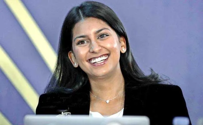 IPL 2022 Auction: ఐపీఎల్ మెగావేలం .. ఇంతకీ ధగధగ మెరిసిపోతున్న ఈ అమ్మాయి ఎవరు? IPL 2022 Auction: ఐపీఎల్ మెగావేలం .. ఇంతకీ ధగధగ మెరిసిపోతున్న ఈ అమ్మాయి ఎవరు?