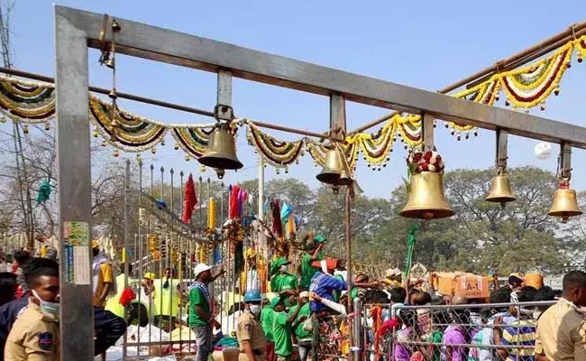 Medaram Jathara : మేడారం మహాజాతరకు పోటెత్తుతున్న భక్తులు..!