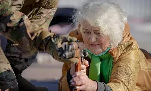 Ukrainian Grandmother :  నా దేశం కోసం నేను ...ఏకే-47 పట్టిన 79 ఏళ్ల బామ్మ..!