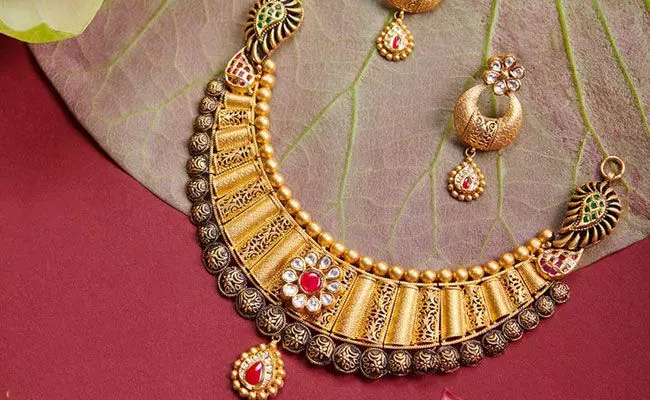 Gold and Silver Rates Today: పెరిగిన బంగారం ధరలు.. తగ్గిన వెండి.. Gold and Silver Rates Today: పెరిగిన బంగారం ధరలు.. తగ్గిన వెండి..