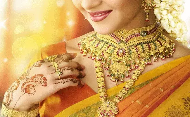 Gold and Silver Rates Today: స్వల్పంగా తగ్గిన బంగారం ధరలు.. మార్పులు లేని వెండి..!