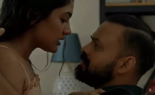 Eesha Rebba : లిప్ లాక్.. ఘాటైన రొమాన్స్.. అందాల గేట్లు ఎత్తేసిన ఈషా రెబ్బా..!