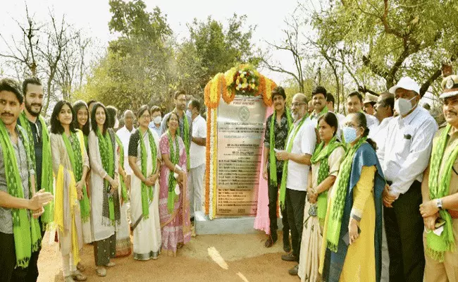 Nagarjuna : వెయ్యి ఎకరాలు దత్తత తీసుకున్న నాగార్జున Nagarjuna : వెయ్యి ఎకరాలు దత్తత తీసుకున్న నాగార్జున