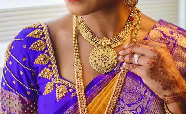 Gold and Silver Rates Today: భారీగా తగ్గిన బంగారం ధరలు.. స్వల్పంగా పెరిగిన వెండి ధరలు..!