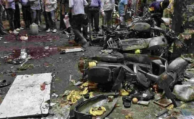 Ahmedabad Blasts :  అహ్మదాబాద్ వరుస బాంబు పేలుళ్ల కేసు.. 38 మందికి మరణశిక్ష..! Ahmedabad Blasts :  అహ్మదాబాద్ వరుస బాంబు పేలుళ్ల కేసు.. 38 మందికి మరణశిక్ష..!