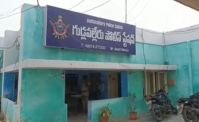 Krishna District: బ్యూటీషియన్ ముసుగులో గంజాయి దందా.. Krishna District: బ్యూటీషియన్ ముసుగులో గంజాయి దందా..