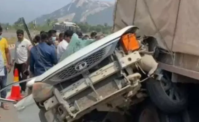 Chittoor: చిత్తూరులో రోడ్డు ప్రమాదం.. లారీని ఢీకొట్టిన కారు.. నలుగురు దుర్మరణం..