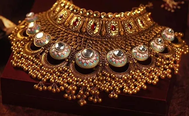 Gold and Silver Rates Today: భారీగా పెరిగిన బంగారం, వెండి ధరలు.. Gold and Silver Rates Today: భారీగా పెరిగిన బంగారం, వెండి ధరలు..