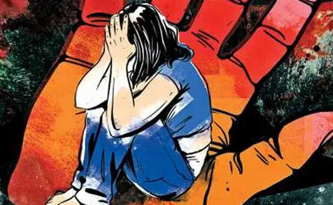 Anantapur: అనంతపురం జిల్లాలో కీచక టీచర్.. విద్యార్థినులపై లైంగిక వేధింపులు.. Anantapur: అనంతపురం జిల్లాలో కీచక టీచర్.. విద్యార్థినులపై లైంగిక వేధింపులు..