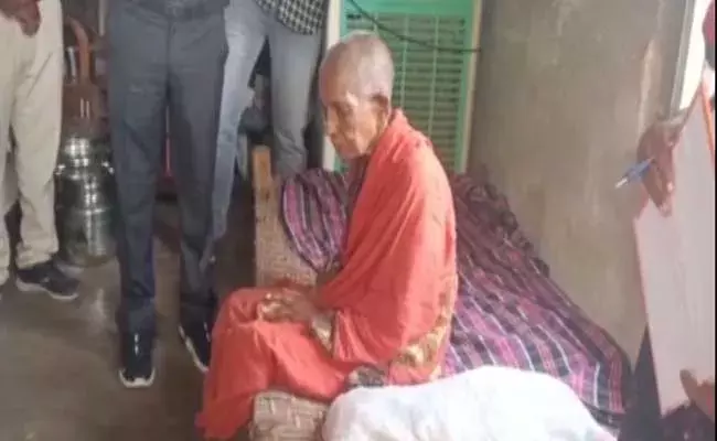 Guntur Mother : కొడుకు కర్కషంగా తన్నినా తల్లిప్రేమను చాటుకున్న వృద్ధురాలు..!