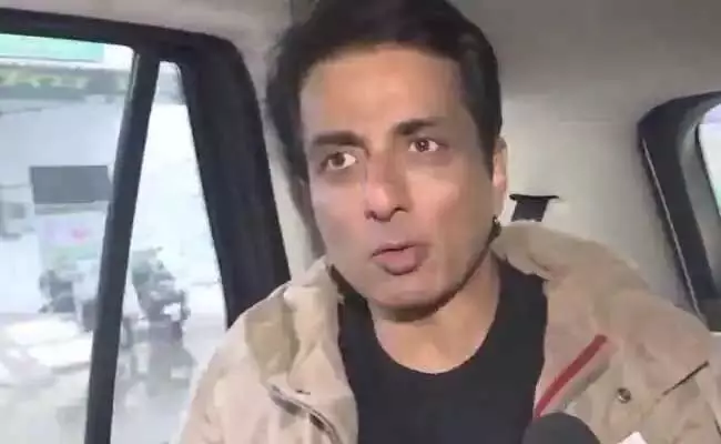 Sonu Sood : సోనూసూద్కు ఎన్నికల కమిషన్ ఝలక్.. కారును సీజ్ చేసిన పోలీసులు Sonu Sood : సోనూసూద్కు ఎన్నికల కమిషన్ ఝలక్.. కారును సీజ్ చేసిన పోలీసులు