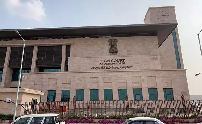 AP High Court: సోషల్ మీడియాలో న్యాయమూర్తులపై అనుచిత వ్యాఖ్యల కేసులో ఏపీ హైకోర్టు సీరియస్.. AP High Court: సోషల్ మీడియాలో న్యాయమూర్తులపై అనుచిత వ్యాఖ్యల కేసులో ఏపీ హైకోర్టు సీరియస్..
