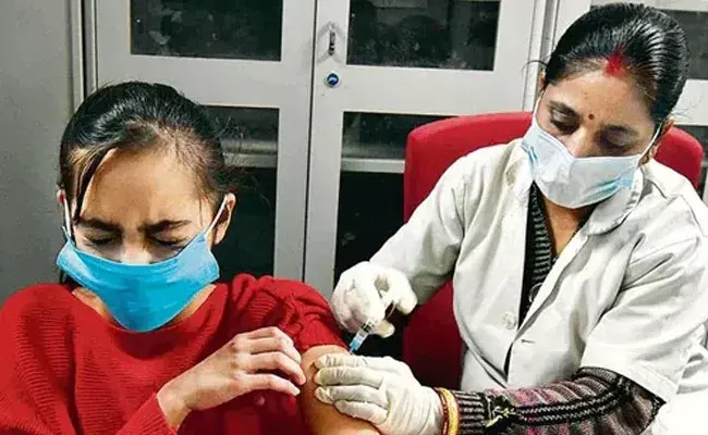 Corbevax vaccine: దేశంలో 12-18 ఏళ్ల వారికి కొత్త కోవిడ్ వ్యాక్సిన్.. Corbevax vaccine: దేశంలో 12-18 ఏళ్ల వారికి కొత్త కోవిడ్ వ్యాక్సిన్..