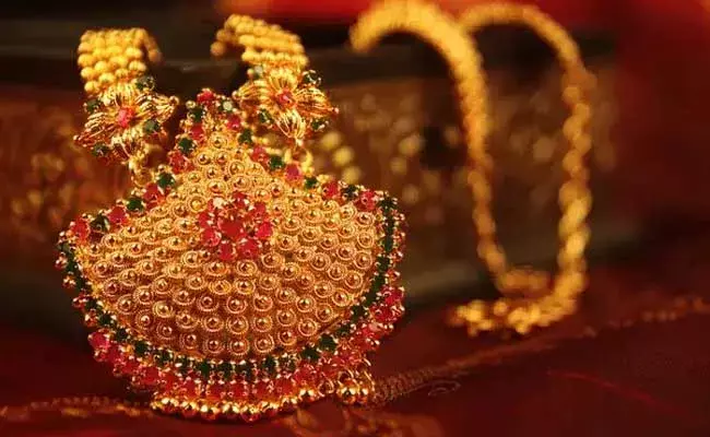 Gold and Silver Rates Today:  షాకిచ్చిన బంగారం ధరలు.. స్ధిరంగానే వెండి