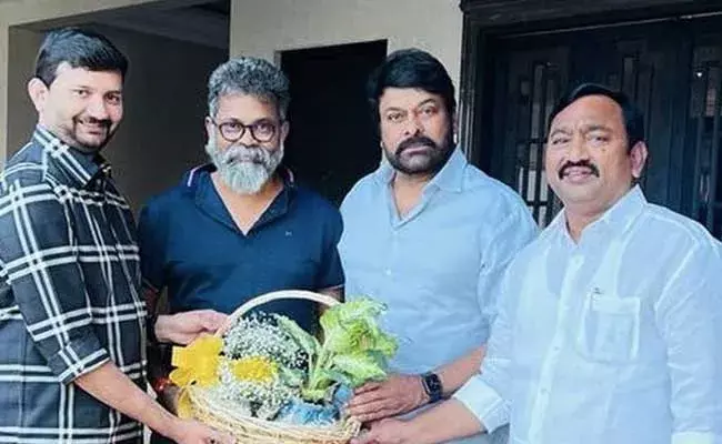 Sukumar with Chiranjeevi : కల నిజమైంది... మెగాస్టార్తో సుకుమార్..! Sukumar with Chiranjeevi : కల నిజమైంది... మెగాస్టార్తో సుకుమార్..!
