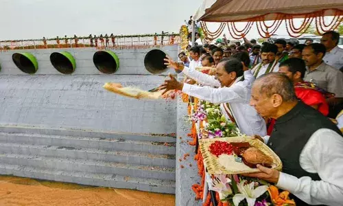 Mallanna Sagar Reservoir: మల్లన్నసాగర్కి గోదావరి జలాలు.. జాతికి అంకితం చేసిన కేసీఆర్.. Mallanna Sagar Reservoir: మల్లన్నసాగర్కి గోదావరి జలాలు.. జాతికి అంకితం చేసిన కేసీఆర్..