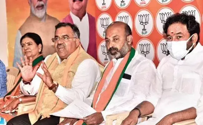Delhi: ఢిల్లీలో తరుణ్ చుగ్తో తెలంగాణ బీజేపీ నేతల భేటీ.. పలు ఆరోపణల గురించి చర్చ.. Delhi: ఢిల్లీలో తరుణ్ చుగ్తో తెలంగాణ బీజేపీ నేతల భేటీ.. పలు ఆరోపణల గురించి చర్చ..