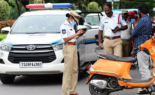 Hyderabad Traffic Challan: వాహనదారులకు గుడ్ న్యూస్..! ట్రాఫిక్ చలాన్లపై డిస్కౌంట్.. Hyderabad Traffic Challan: వాహనదారులకు గుడ్ న్యూస్..! ట్రాఫిక్ చలాన్లపై డిస్కౌంట్..