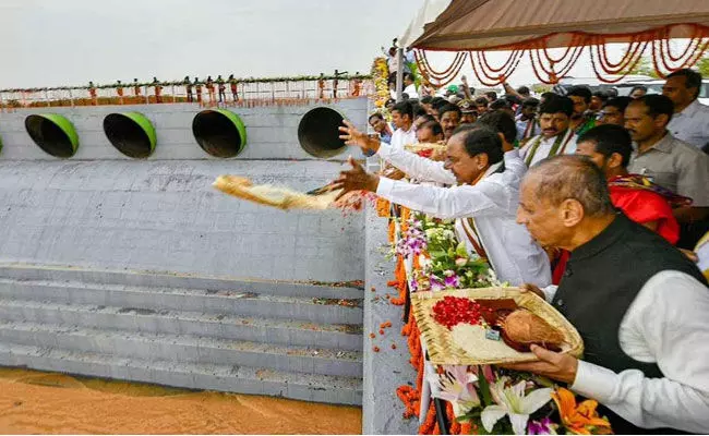 Mallanna Sagar Reservoir: మల్లన్నసాగర్కి గోదావరి జలాలు.. జాతికి అంకితం చేసిన కేసీఆర్.. Mallanna Sagar Reservoir: మల్లన్నసాగర్కి గోదావరి జలాలు.. జాతికి అంకితం చేసిన కేసీఆర్..