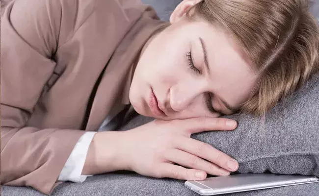 phone under pillow: దిండు కింద మొబైల్ పెట్టుకుని నిద్రిస్తున్నారా.. ఎంత డేంజరో తెలుసా!! phone under pillow: దిండు కింద మొబైల్ పెట్టుకుని నిద్రిస్తున్నారా.. ఎంత డేంజరో తెలుసా!!